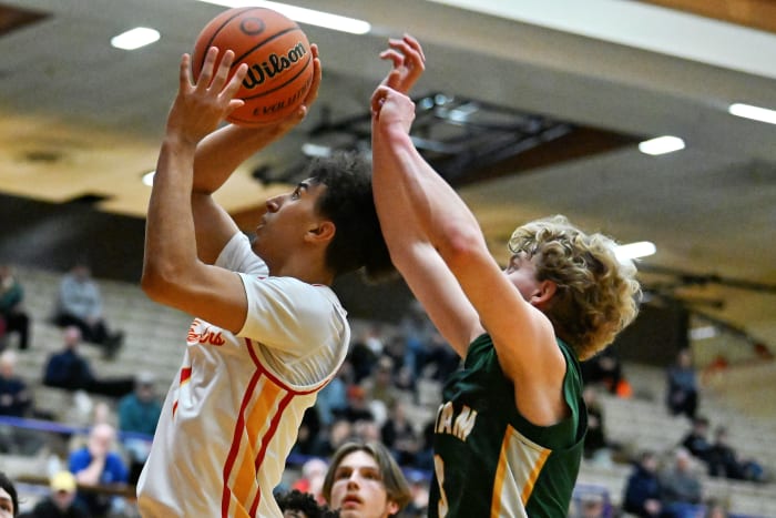 a Putnam North Eugene 5A Oregon boys basketball quarterfinal 2024 Leon Neuschwander 47